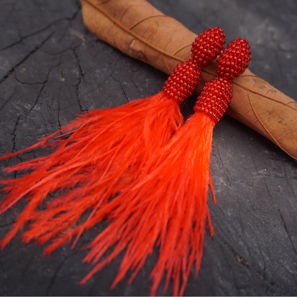 Statement earrings from Colombia made with the Miyuki technique and feathers. - Picture 1 of 3